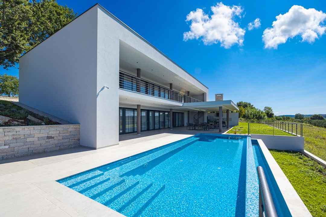 Villa di lusso con piscina a sfioro e vista mare in posizione tranquilla
