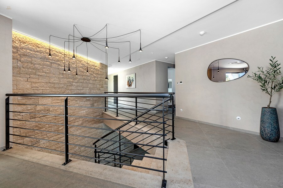 Thumbnail von Luxusní vila s nekonečným bazénem a výhledem na moře v klidné lokalitě