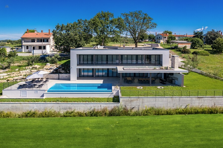 Thumbnail von Luxusní vila s nekonečným bazénem a výhledem na moře v klidné lokalitě