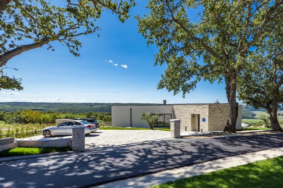 Thumbnail von Luxusní vila s nekonečným bazénem a výhledem na moře v klidné lokalitě