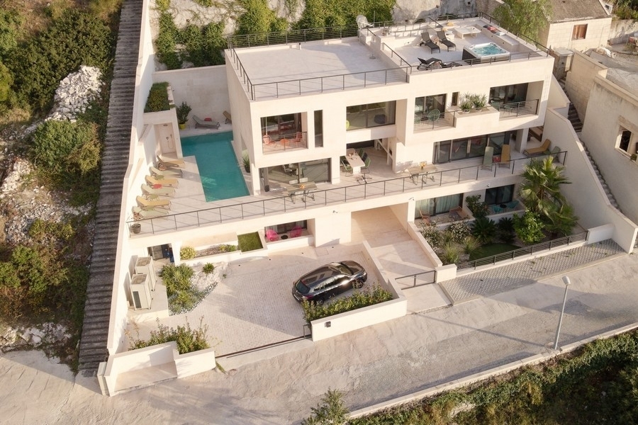 Thumbnail von Moderne Luxusvilla mit Panoramablick auf den Ortskern und die Bucht