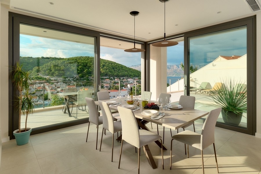 Thumbnail von Moderne Luxusvilla mit Panoramablick auf den Ortskern und die Bucht