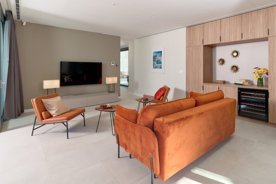 Thumbnail von Moderne Luxusvilla mit Panoramablick auf den Ortskern und die Bucht