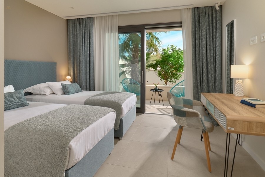 Thumbnail von Moderne Luxusvilla mit Panoramablick auf den Ortskern und die Bucht