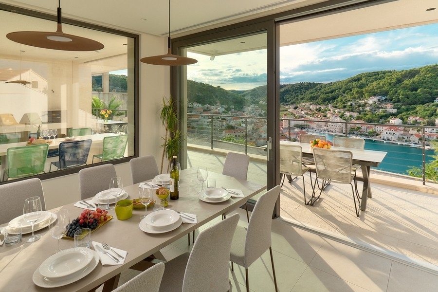 Thumbnail von Moderne Luxusvilla mit Panoramablick auf den Ortskern und die Bucht