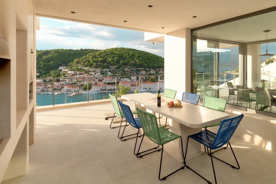 Thumbnail von Moderne Luxusvilla mit Panoramablick auf den Ortskern und die Bucht