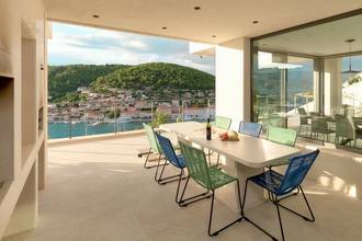 Thumbnail von Moderne Luxusvilla mit Panoramablick auf den Ortskern und die Bucht