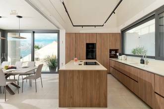Thumbnail von Moderne Luxusvilla mit Panoramablick auf den Ortskern und die Bucht