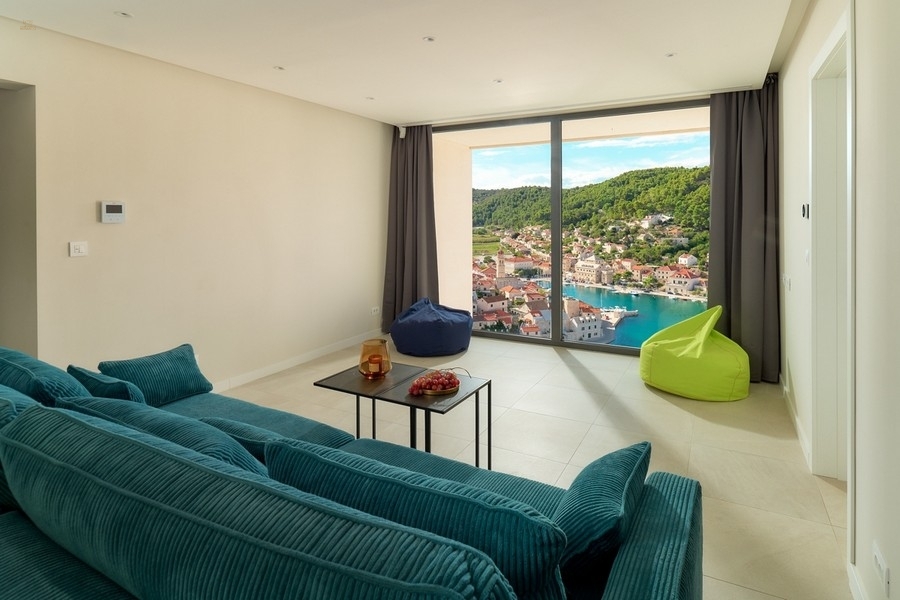 Thumbnail von Moderne Luxusvilla mit Panoramablick auf den Ortskern und die Bucht