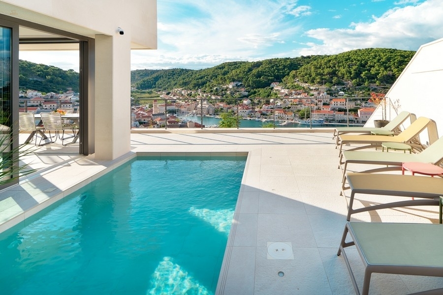 Thumbnail von Moderne Luxusvilla mit Panoramablick auf den Ortskern und die Bucht