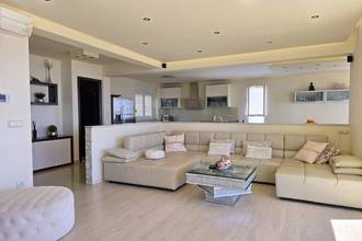 Thumbnail von Villa moderne avec une magnifique vue panoramique sur la mer et une piscine à débordement