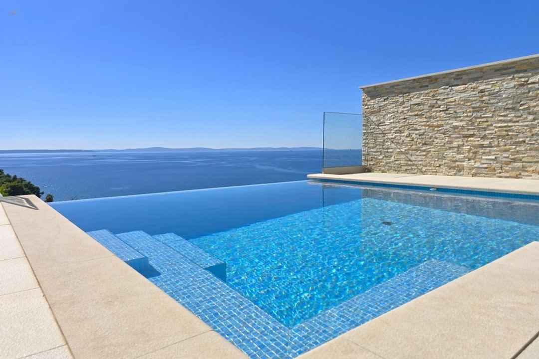 Villa moderna con splendida vista panoramica sul mare e piscina a sfioro