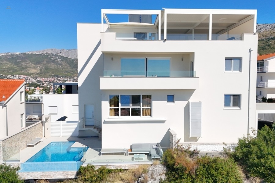 Thumbnail von Villa moderne avec une magnifique vue panoramique sur la mer et une piscine à débordement