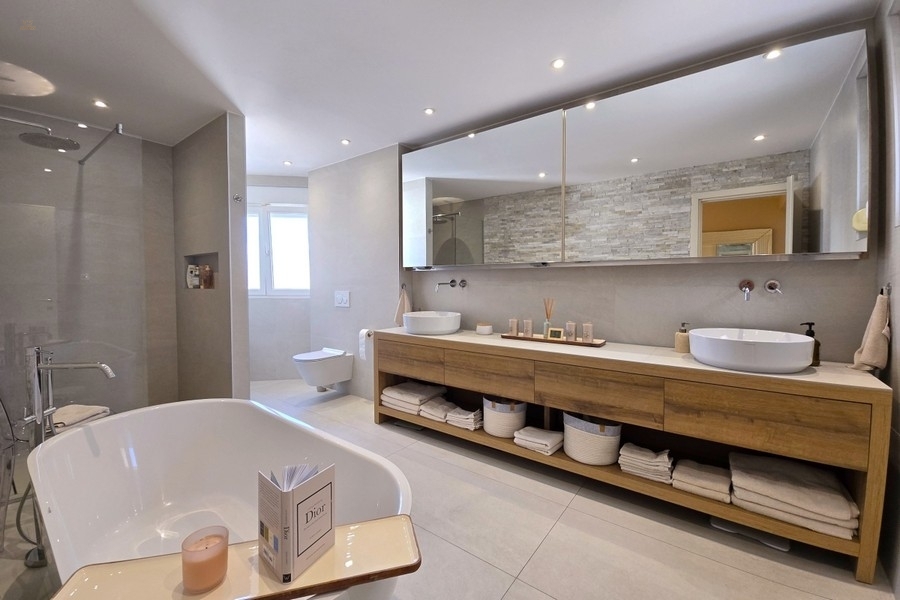 Thumbnail von Villa moderne avec une magnifique vue panoramique sur la mer et une piscine à débordement