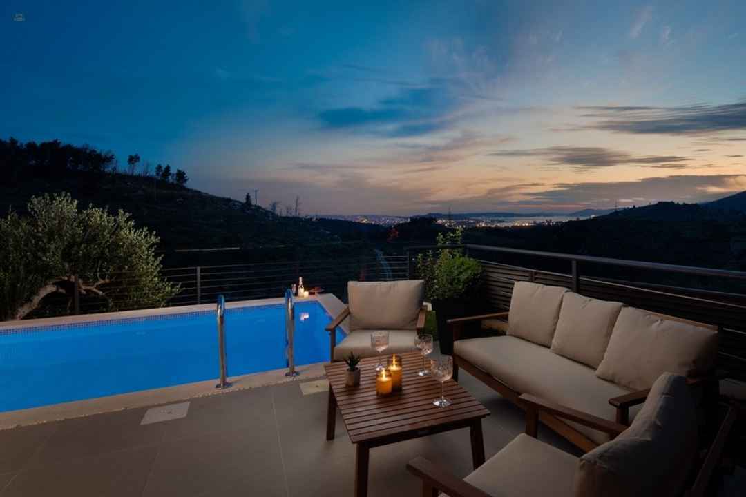 Moderne Villa mit Swimmingpool und Panoramablick auf Stadt und Meer