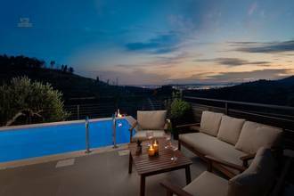 Thumbnail von Moderne Villa mit Swimmingpool und Panoramablick auf Stadt und Meer