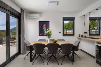 Thumbnail von Moderne Villa mit Swimmingpool und Panoramablick auf Stadt und Meer