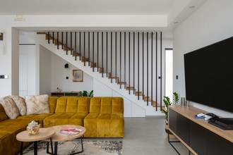 Thumbnail von Moderne Villa mit Swimmingpool und Panoramablick auf Stadt und Meer