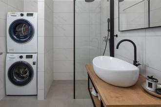 Thumbnail von Moderne Villa mit Swimmingpool und Panoramablick auf Stadt und Meer