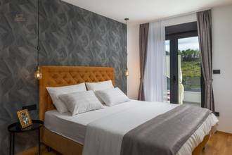 Thumbnail von Moderne Villa mit Swimmingpool und Panoramablick auf Stadt und Meer