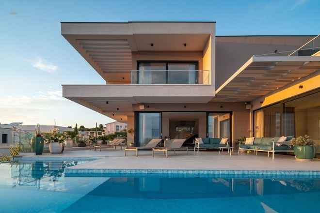 Moderne Villa mit Infinity-Pool und Panorama-Meerblick