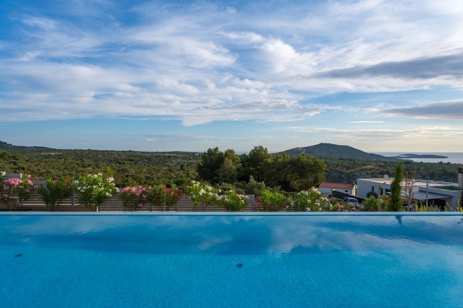Thumbnail von Moderne Villa mit Infinity-Pool und Panorama-Meerblick