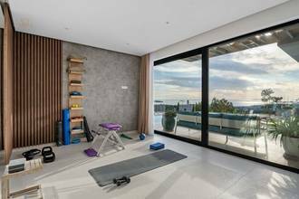 Thumbnail von Moderne Villa mit Infinity-Pool und Panorama-Meerblick