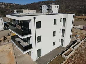 Thumbnail von Modernes Neubau-Appartement mit wunderschönem Meerblick, Garten und privatem Pool