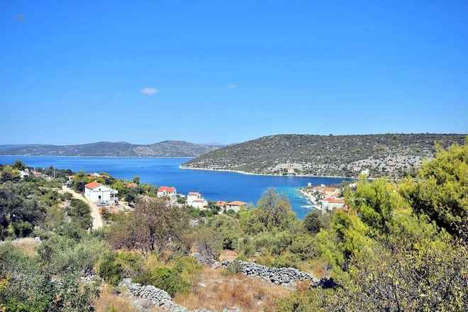 Haus mit schönem Meerblick auf einer ruhigen Insel bei Trogir