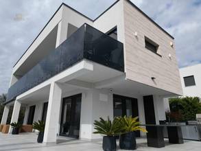 Thumbnail von Moderne Villa mit Swimmingpool und Meerblick