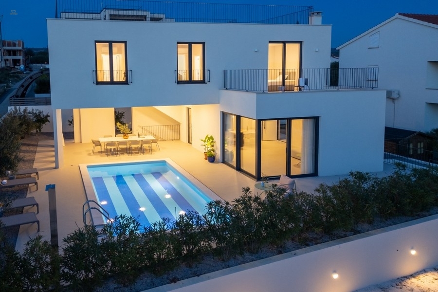 Thumbnail von Moderne Villa mit Swimmingpool, Dachterrasse und Meerblick