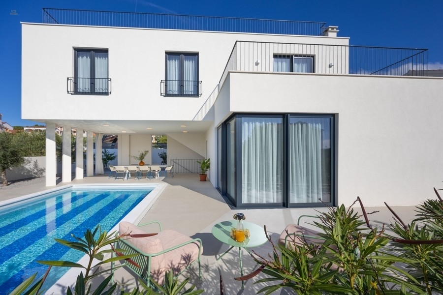 Thumbnail von Moderne Villa mit Swimmingpool, Dachterrasse und Meerblick