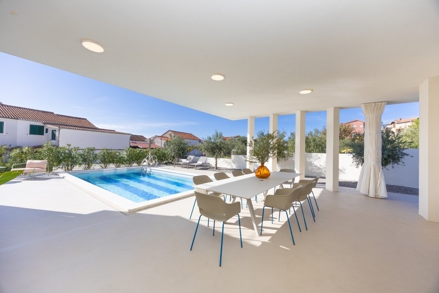 Thumbnail von Moderne Villa mit Swimmingpool, Dachterrasse und Meerblick