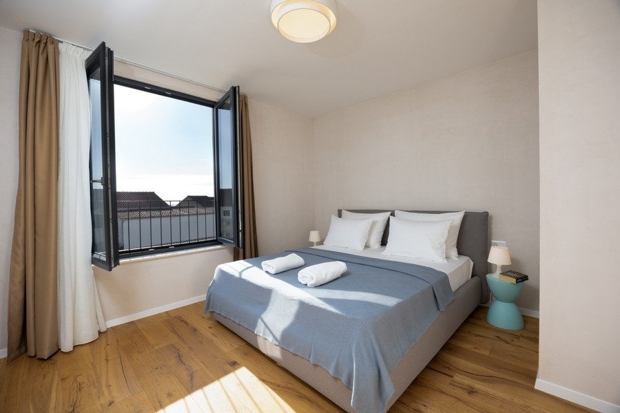 Thumbnail von Moderne Villa mit Swimmingpool, Dachterrasse und Meerblick