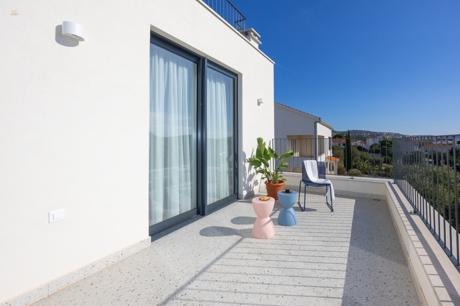 Thumbnail von Moderne Villa mit Swimmingpool, Dachterrasse und Meerblick
