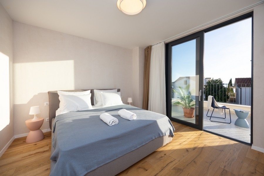 Thumbnail von Moderne Villa mit Swimmingpool, Dachterrasse und Meerblick