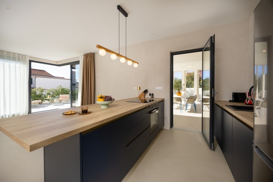 Thumbnail von Moderne Villa mit Swimmingpool, Dachterrasse und Meerblick