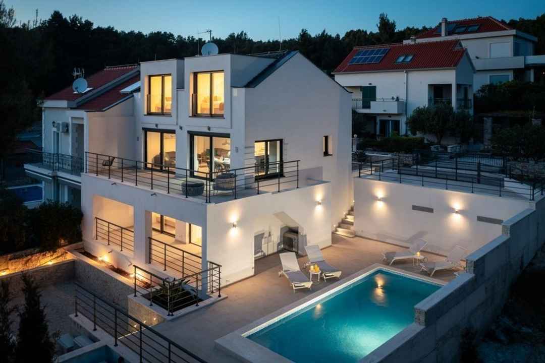 Moderne Villa mit Pool nahe dem Meer