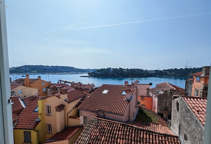 Charmante Dachgeschosswohnung mit Galerie und schönem Meerblick