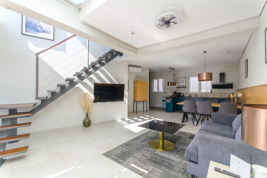 Thumbnail von Moderne Villa mit drei Wohneinheiten