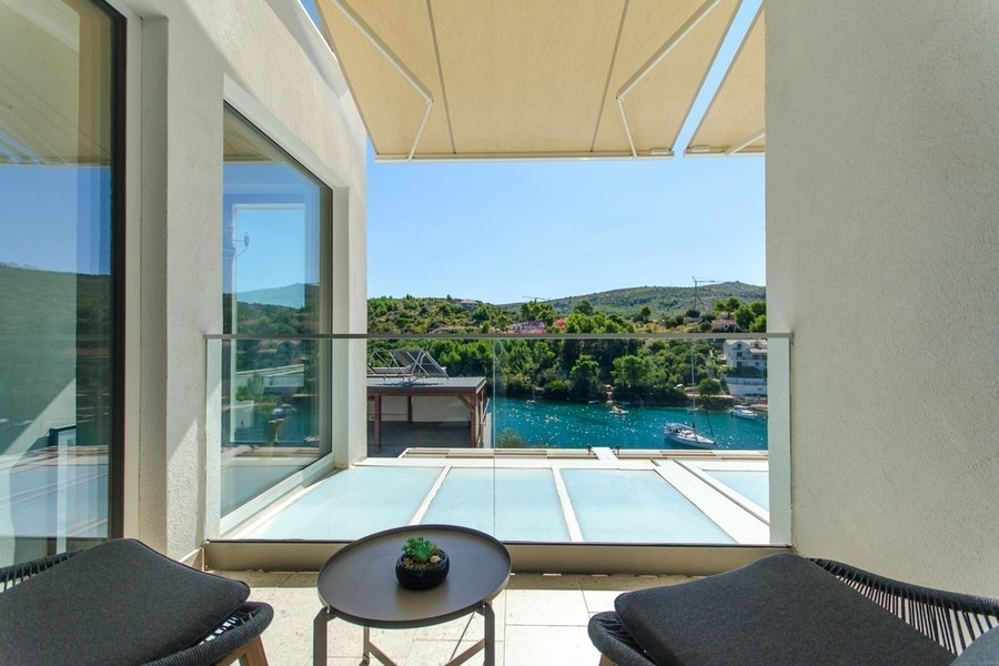 Thumbnail von Moderne Villa mit drei Wohneinheiten