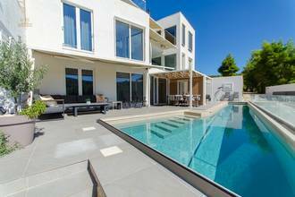 Thumbnail von Moderne Villa mit drei Wohneinheiten