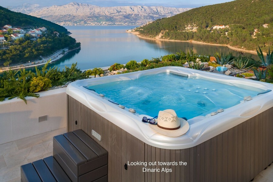 Moderne Villa mit mediterranen Elementen und Panorama-Meerblick