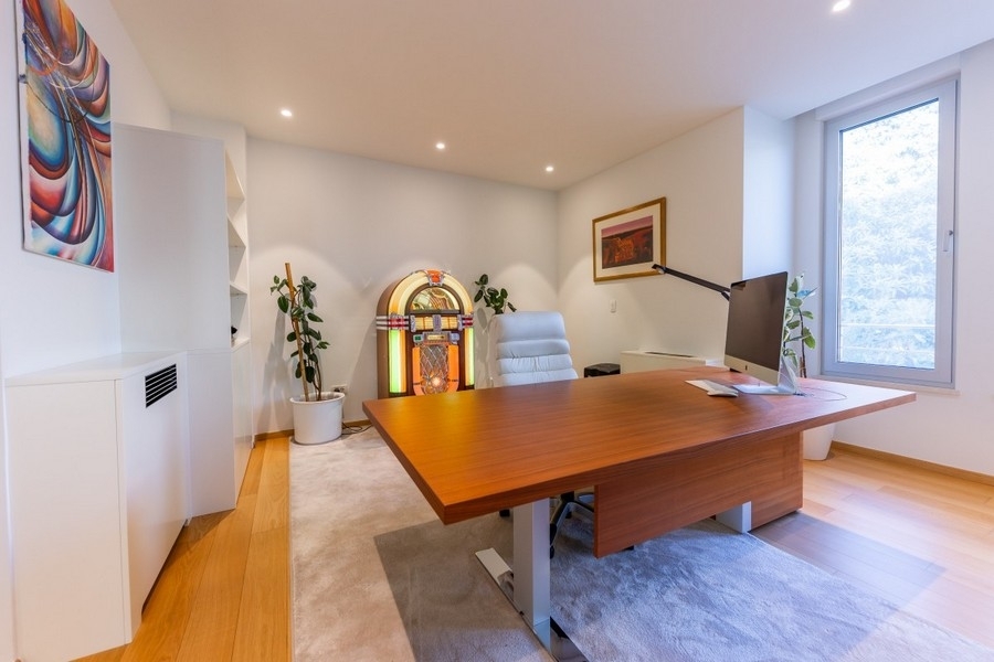 Thumbnail von Luxuriöse Villa mit Indoor-Pool in sehr gefragter Lage in der ersten Reihe