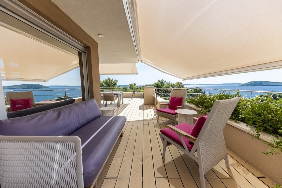 Thumbnail von Luxuriöse Villa mit Indoor-Pool in sehr gefragter Lage in der ersten Reihe