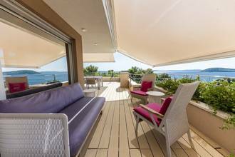 Thumbnail von Luxuriöse Villa mit Indoor-Pool in sehr gefragter Lage in der ersten Reihe