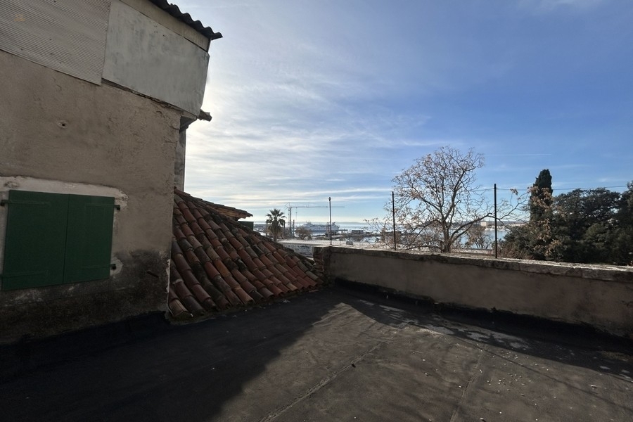 Thumbnail von Wohnung und Dachgeschoss nahe dem Meer - zur Renovierung