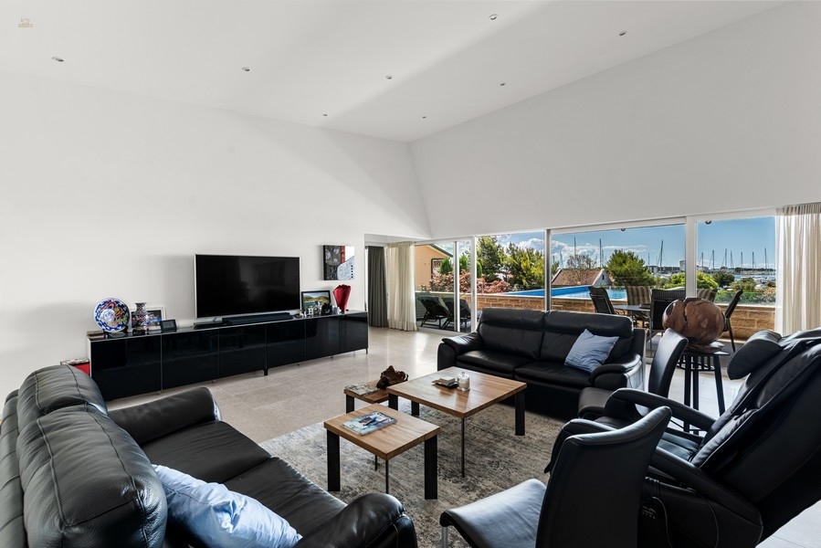 Thumbnail von Moderne Villa mit Infinity-Swimmingpool nahe dem Meer