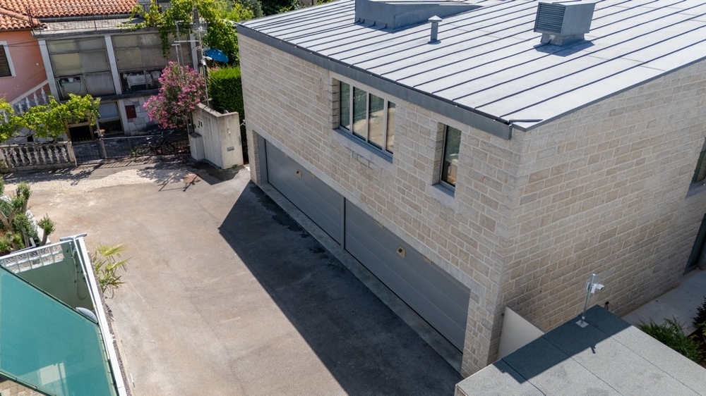 Thumbnail von Moderne Villa mit Infinity-Swimmingpool nahe dem Meer