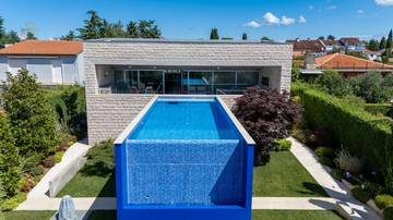 Thumbnail von Moderne Villa mit Infinity-Swimmingpool nahe dem Meer